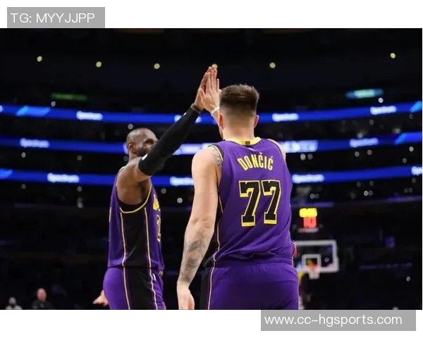 福克斯状态火热三场比赛数据亮眼场均26分8助攻命中率超高