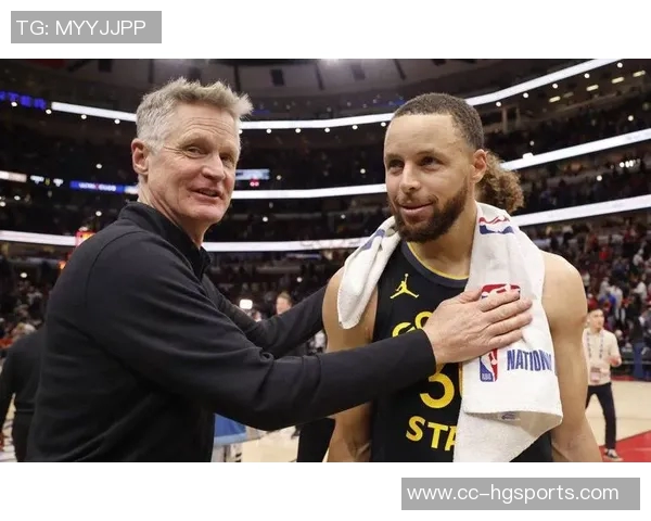 科尔透露库里缺席训练但与队友共同观看比赛录像积极参与备战