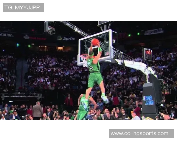 他以2米36的惊人高度轻松扣篮创下美国大学篮球历史新纪录